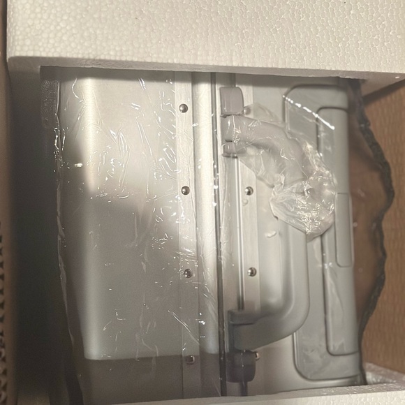 Selling a Rollie. Silver color carry on.Never used and is in original packaging. - Picture 3 of 4